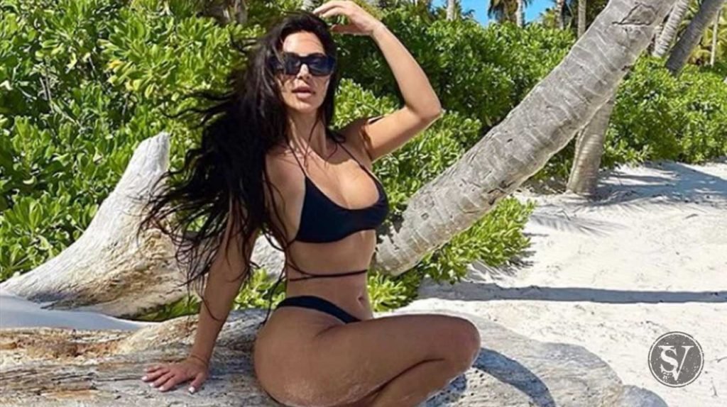 Kim kardashian in black Bikini