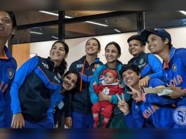 Indian cricketers playing with Bismah Maroof daughter