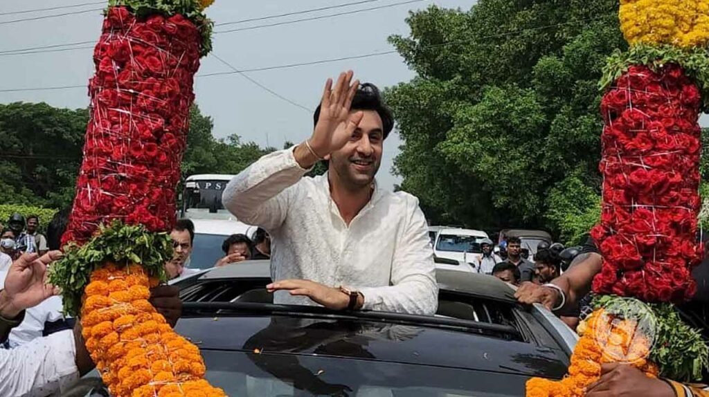 Ranbir receives Garland