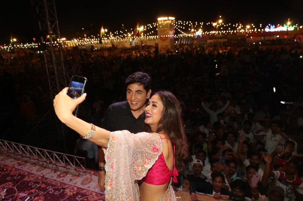 Bhabiji-Ghar-Pe-Hai-Asif-sheikh-and-Vidisha-Srivastava-taking-selfie